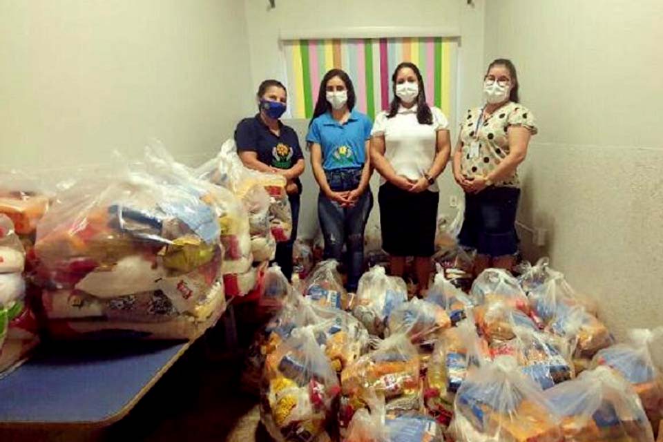 Prefeitura realiza entrega de cestas básicas para alunos da Apae e moradores do Lar do Idoso