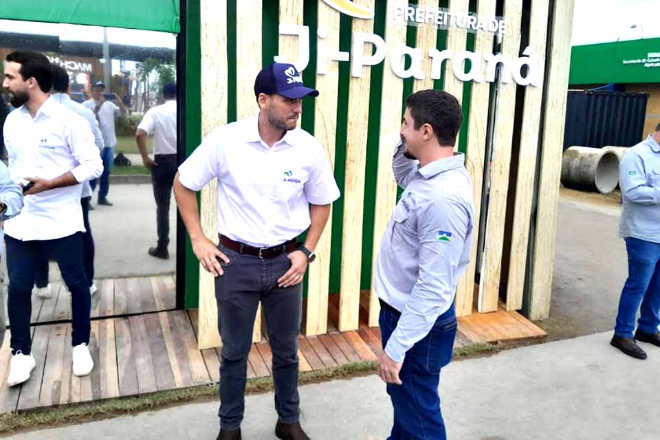 Prefeito Affonso despacha no estande da Rondônia Rural Show Internacional