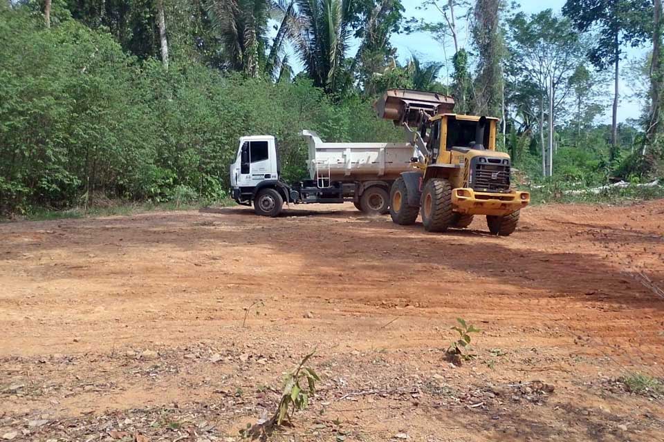 Equipes da Semosp realizam cascalhamento e melhorias na linha 86 e em trechos adjacentes do setor Riachuelo