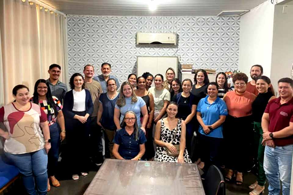 Rolim de Moura realiza reunião com secretários escolares para alinhamento do Censo Escolar 2025