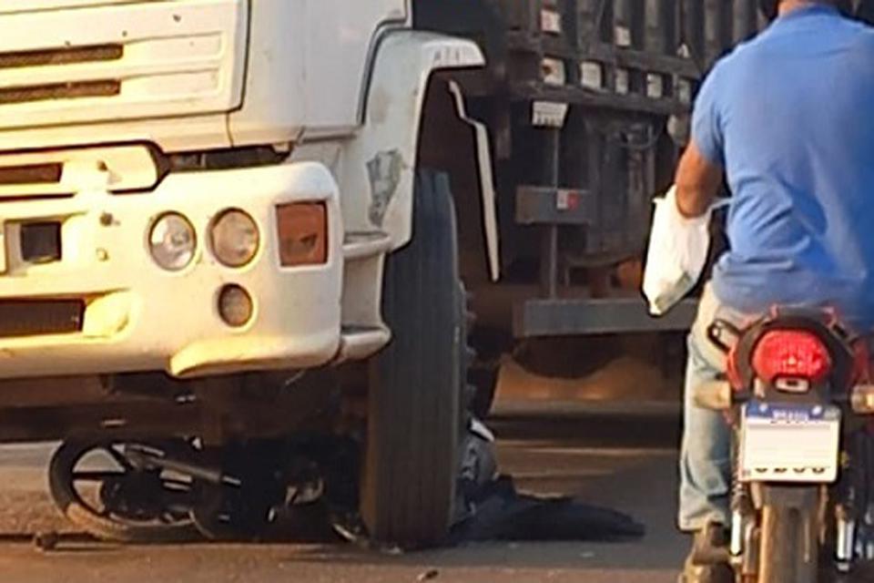 Mulher tem motoneta esmagada por caminhão em acidente
