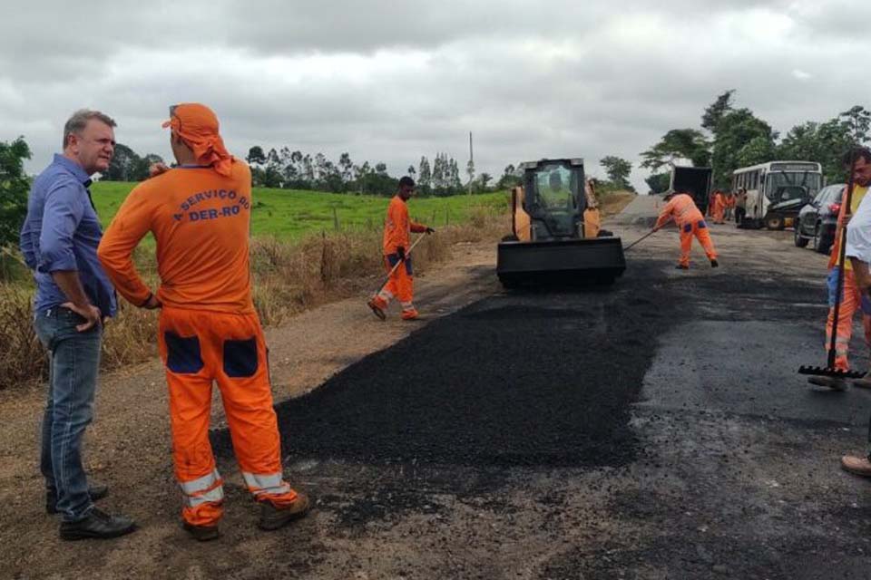 Luizinho Goebel acompanha recuperação da RO-471 que liga o município de Ministro Andreazza à BR-364