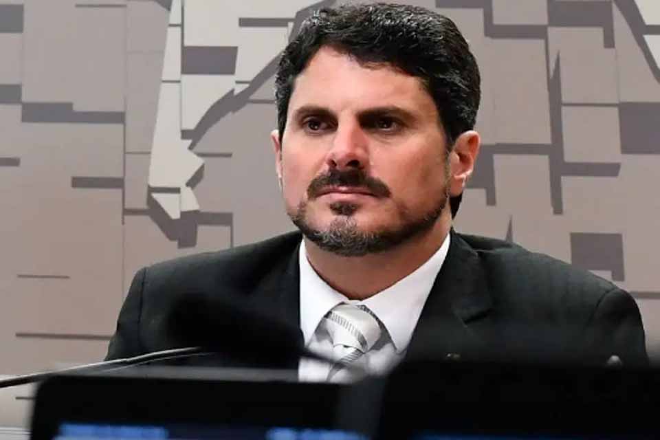 Senador Marcos do Val é levado para colocar tornozeleira eletrônica