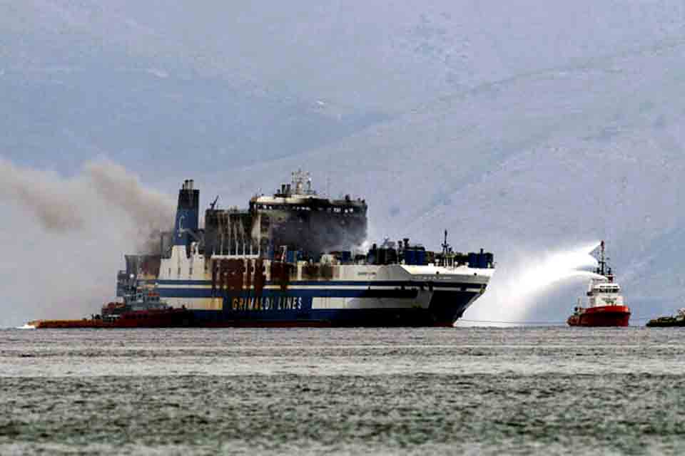 Autoridades não têm mais esperança de encontrar sobreviventes da balsa italiana que pegou fogo na Grécia