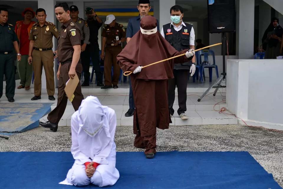 Indonésia tem uma brigada de mulheres para açoitar condenadas pela lei islâmica