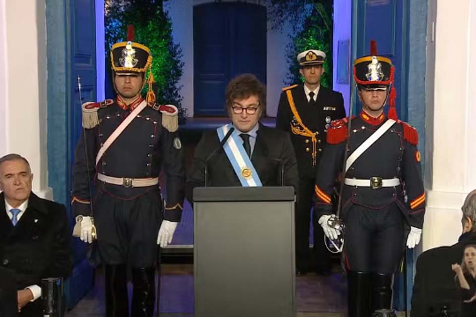 Por que o governo do liberal Milei decidiu intervir novamente no câmbio da Argentina