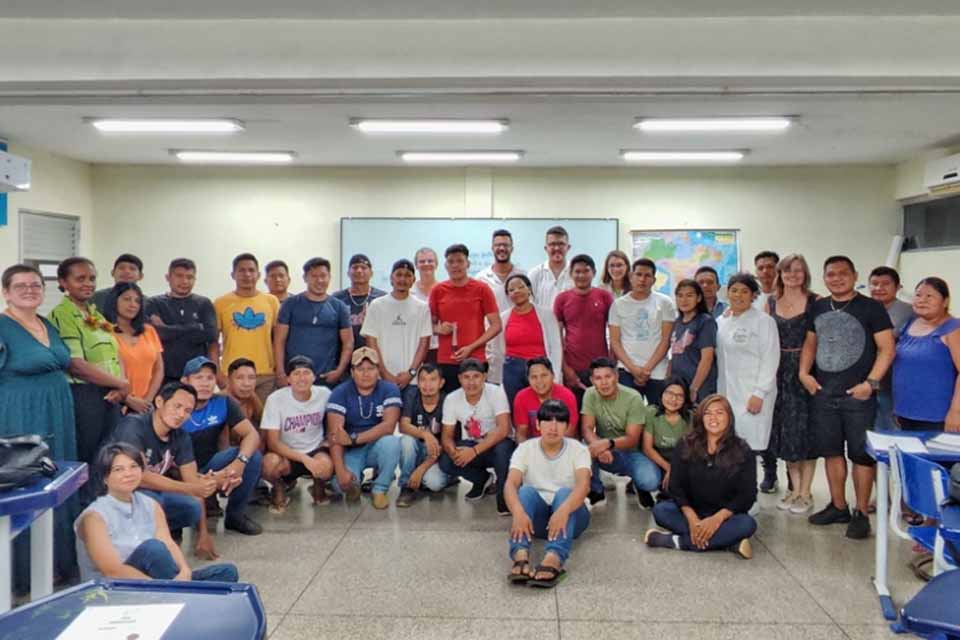 Projeto de Extensão do Campus Ji-Paraná leva práticas de Química a estudantes indígenas da UNIR 