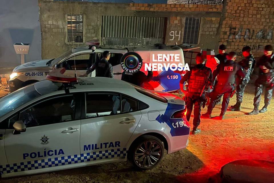 Adolescentes de 14 anos é apreendido pela PM após roubo de moto e troca de tiros