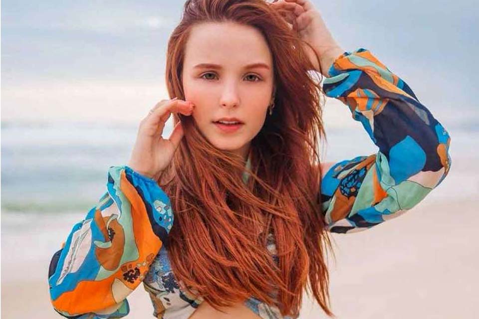 Laryssa Manoela faz sua estréia na Netflix e comemora