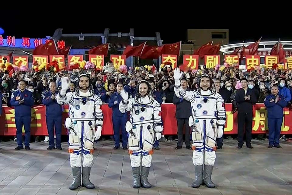 Astronautas chineses chegam a estação espacial para sua missão mais longa