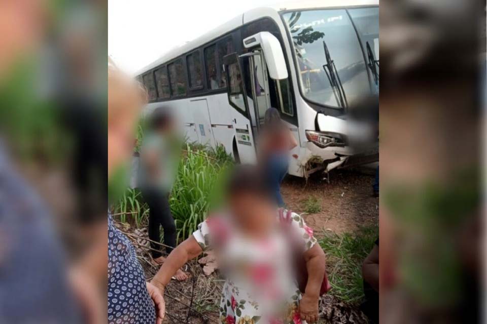 Ônibus com pacientes de Cacoal sofre acidente na BR 364 entre Jaru e Ariquemes