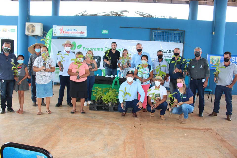 Deputado Adelino Follador participa de entrega de mudas de café em Itapuã e visita Prefeitura de Alto Paraíso