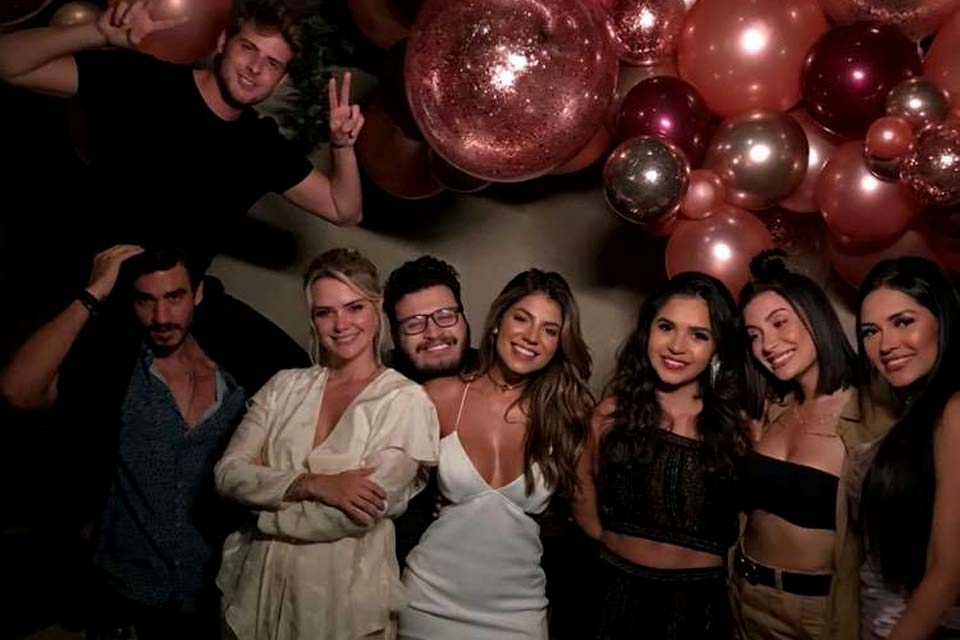 Marcela McGowan celebra aniversário com festa e recebe ex-BBBs