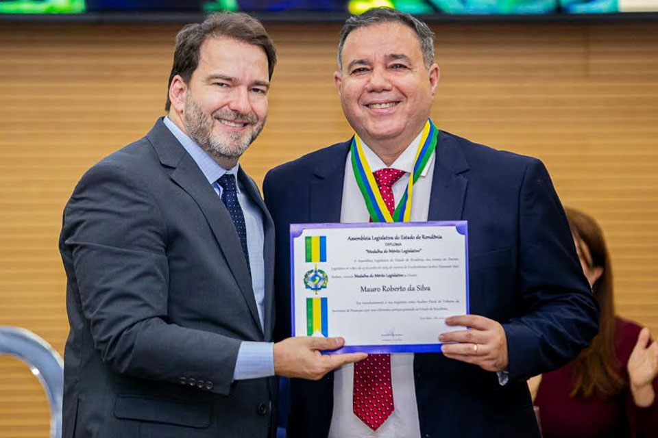 Auditores Fiscais são homenageados com Medalha do Mérito Legislativo na Assembleia de Rondônia