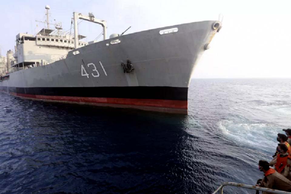 Maior navio da Marinha iraniana naufraga no Golfo de Omã