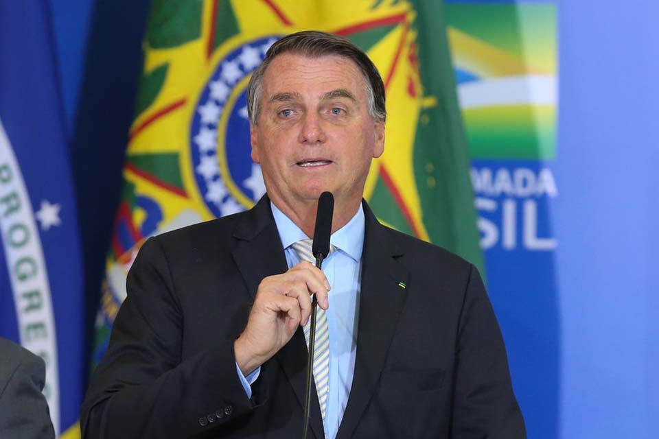 Bolsonaro zera PIS e Cofins do diesel e do gás de cozinha