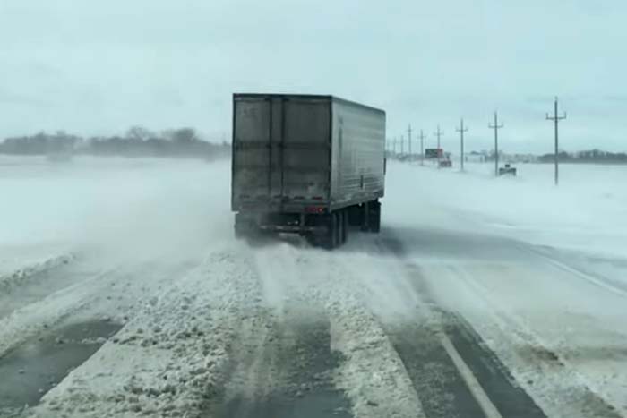 Caminhão é arrastado por vento em estrada congelada 