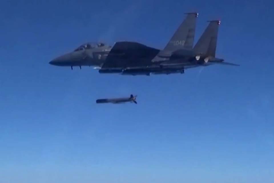 Coreia do Norte lança míssil intercontinental, e Japão pede que moradores busquem abrigo