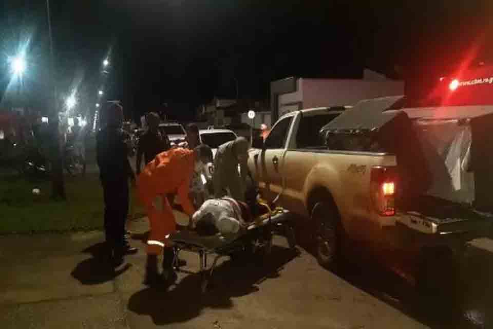 Motociclista é socorrida ao hospital após bater em traseira de caminhonete
