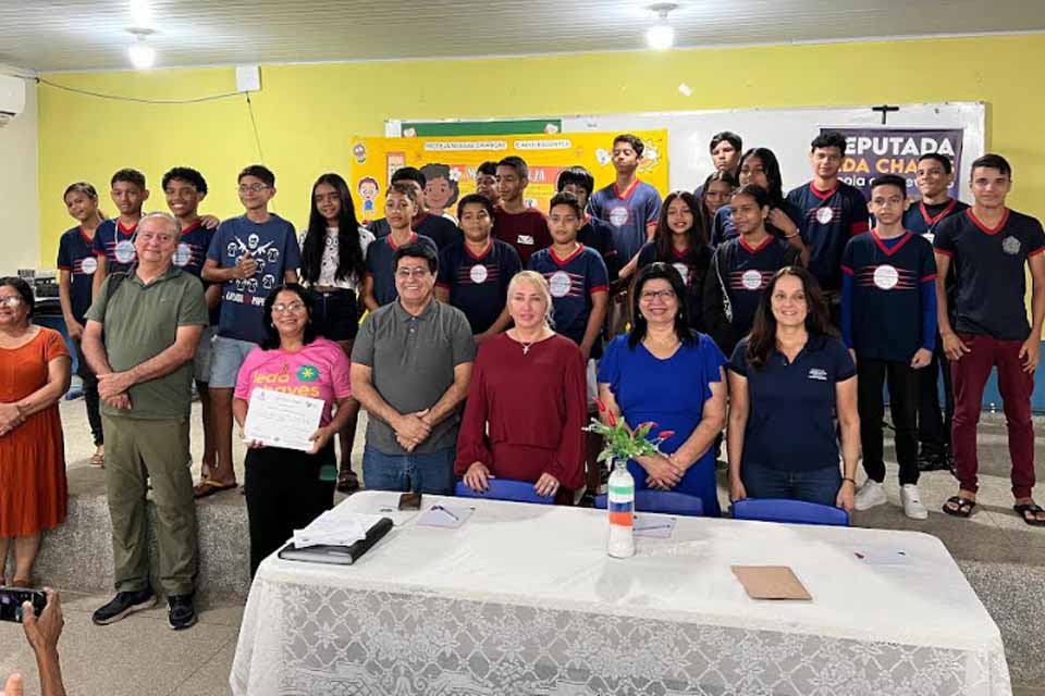 Ieda Chaves entrega certificados durante execução de cursos do projeto “ALE Vai às Escolas”