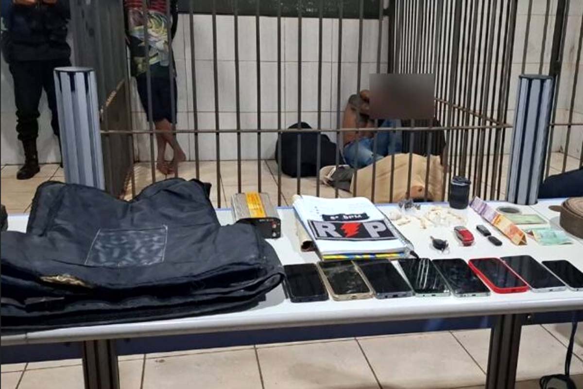 PM prende quatro suspeitos e recupera motor de popa, drogas e coletes balísticos