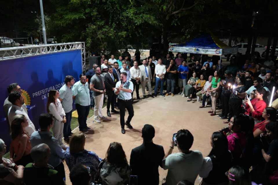 Praça Marise Castiel, no bairro Alphaville, é entregue à comunidade pelo prefeito Léo Moraes