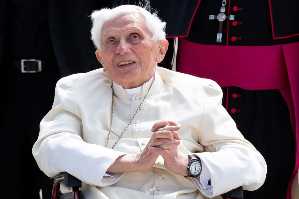 Ex-papa Bento XVI está gravemente doente, diz jornal