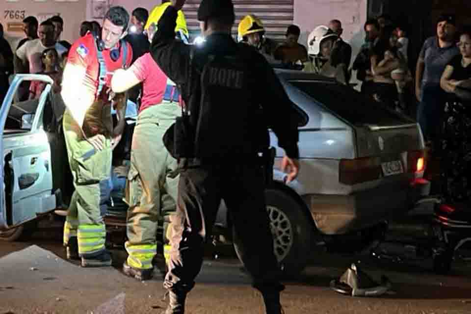 Mulher fica presa às ferragens em grave acidente na zona leste