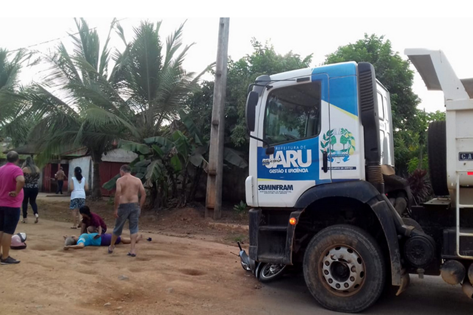Acidente envolvendo caminhão é moto deixa mulher ferida em Jaru