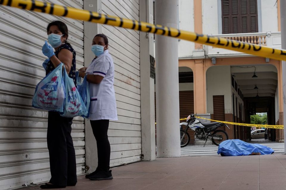 Sistema funerário do Equador entra em colapso por mortes pela covid-19