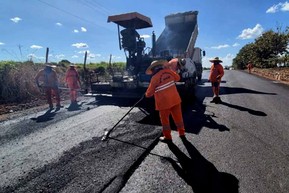 Trechos da RO-492 recebem nova capa asfáltica entre Parecis e a RO-491