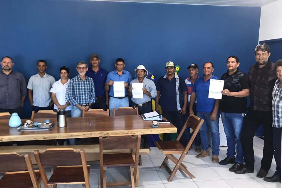 Prefeito Edilson Alencar repassa imóveis a Associação de Vaquejada do Estado de Rondônia e à Polícia Mirim 