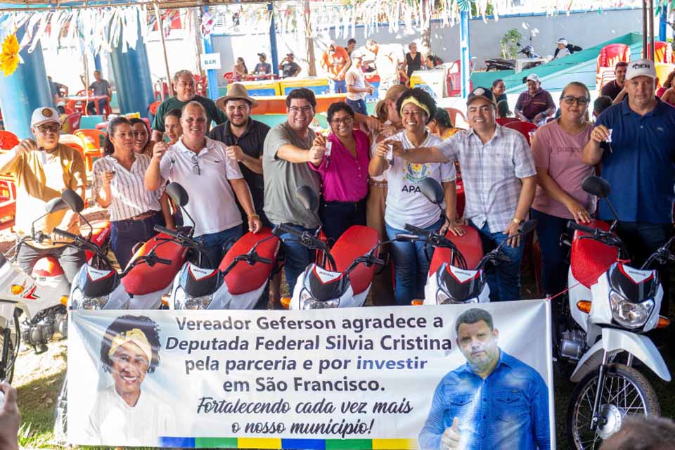 Sílvia Cristina finaliza entrega de motocicletas aos Agentes Comunitários de Saúde de São Francisco do Guaporé