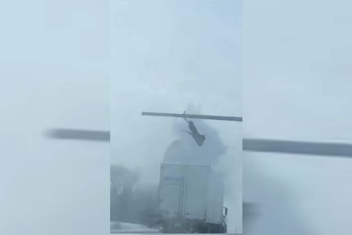 Caminhão com neve acumulada em cima de baú destrói semáforo