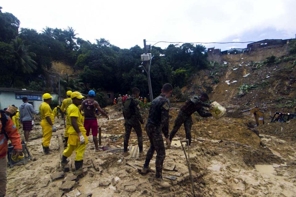  Chega a 100 número de mortes devido às chuvas em Pernambuco