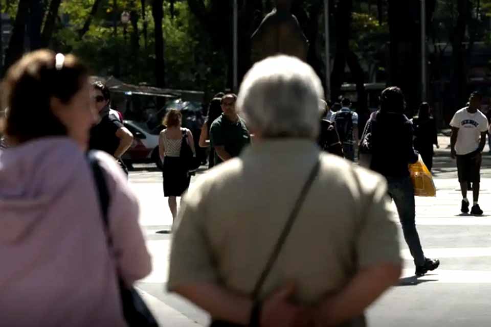 Número de lares com idosos em insegurança alimentar cai em dois anos