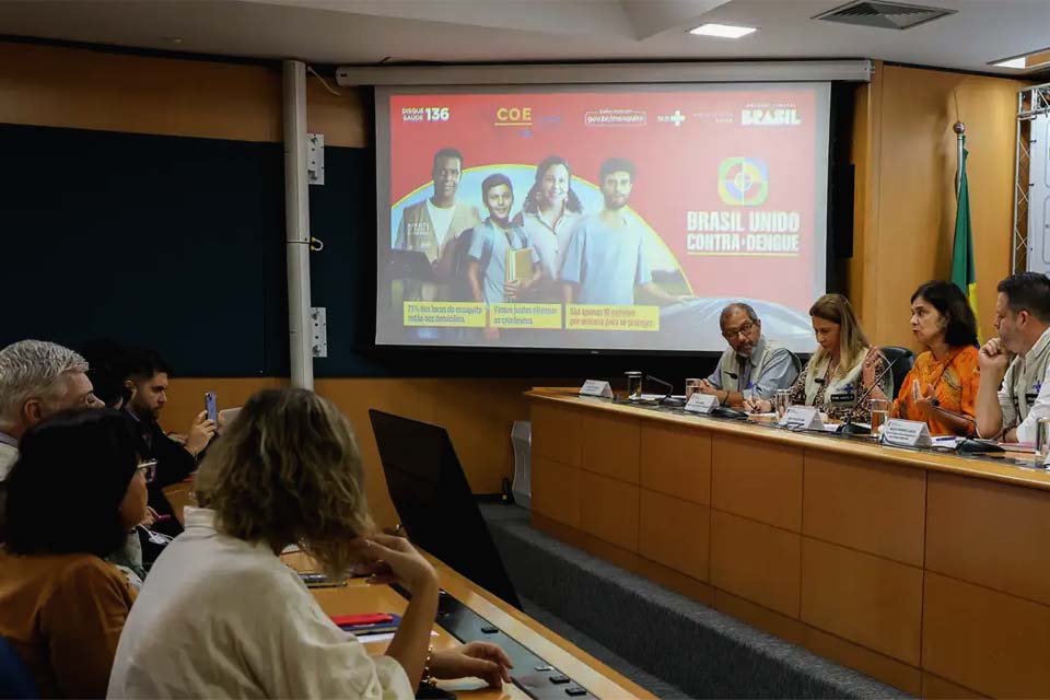 Ministra da Saúde anuncia R$ 300 milhões para compra de medicamentos contra dengue