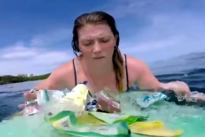 Surfista recolhe lixo de oceano em Bali, na Indonésia 