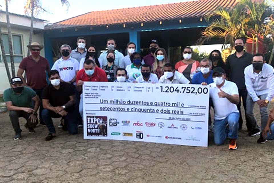 Prefeito recebe cheque simbólico de R$ 1.204.752,00 entregue pelos organizadores da 2ª Live de Ouro