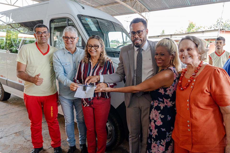 Prefeitura de Porto Velho adquire van para atender alunos da Instituição Pestalozzi