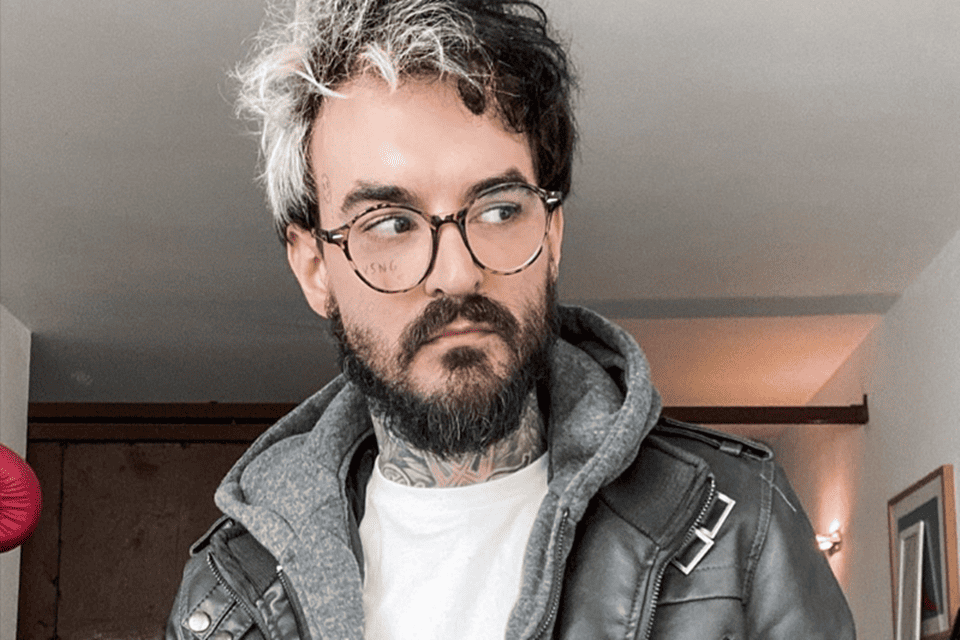 PC Siqueira quebra móveis do apartamento após acusação de pedofilia