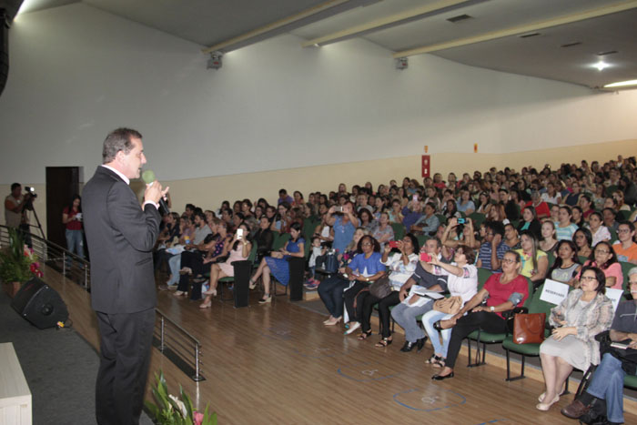 Prefeito Hildon Chaves homenageia escolas que superaram média do IDEB