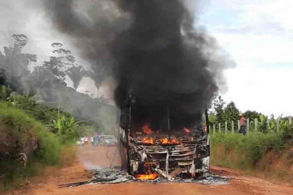 Ônibus escolar que fazia o transporte de alunos pega fogo na linha 617