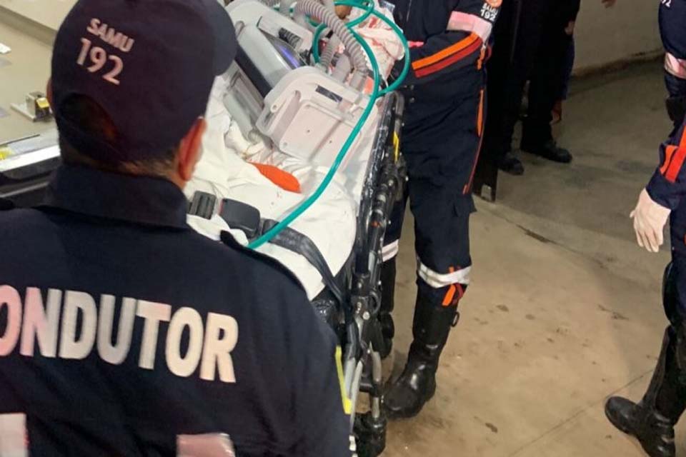 Jovem é alvejado a tiros na frente de Policlínica em Porto Velho