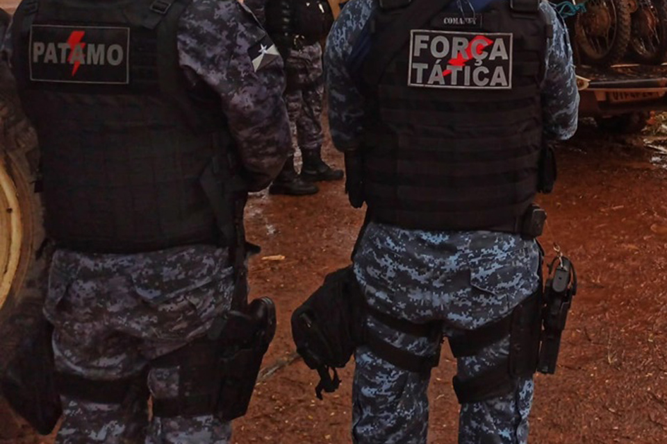 Força Tática prende homem com pistola na cintura durante operação