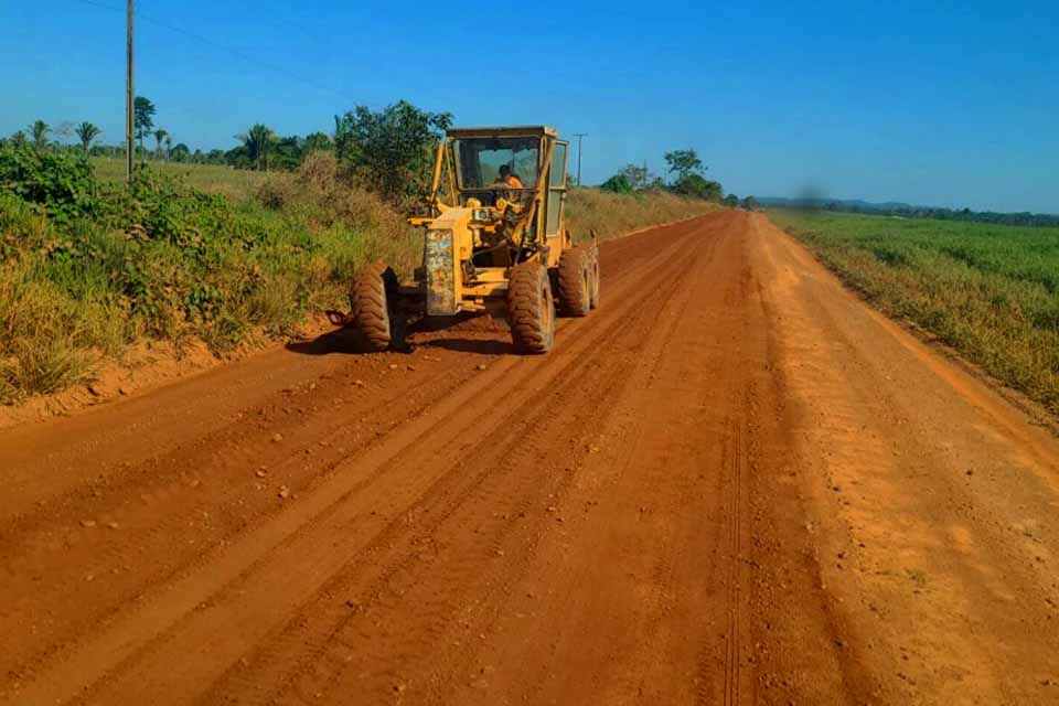Rodovia 133 recebe patrolamento e encascalhamento para maior segurança na trafegabilidade, em Ouro Preto
