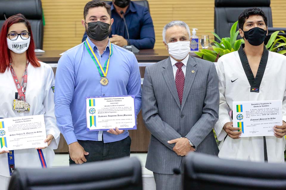Assembleia Legislativa homenageia atletas e academia de artes marciais por conquista de Copa América de Taekondo
