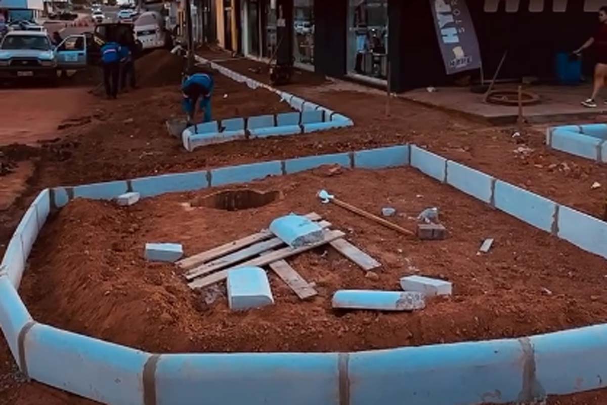 Prefeiutra está concluindo mais um trecho da revitalização das calçadas e estacionamentos na avenida Sete de Setembro