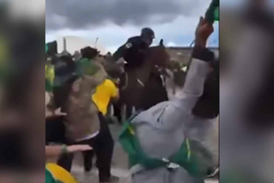 Policial da Cavalaria do DF é agredido por Bolsonaristas