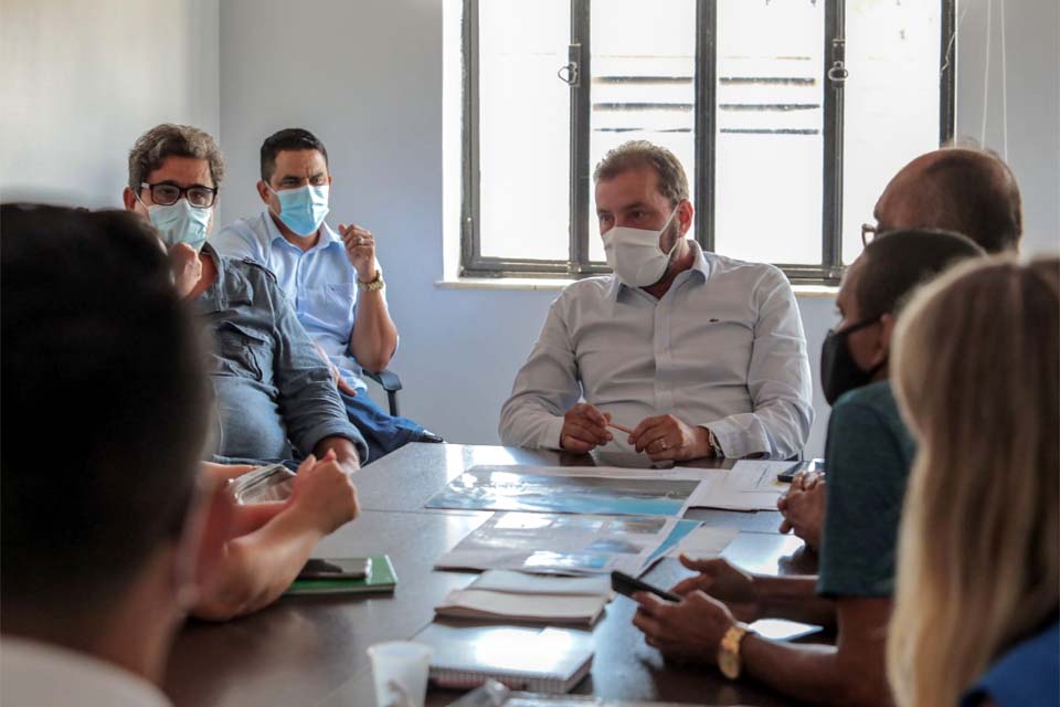 Prefeito Hildon Chaves se reune com vendedores informais para utilização de espaço onde é realizada a Feira Livre